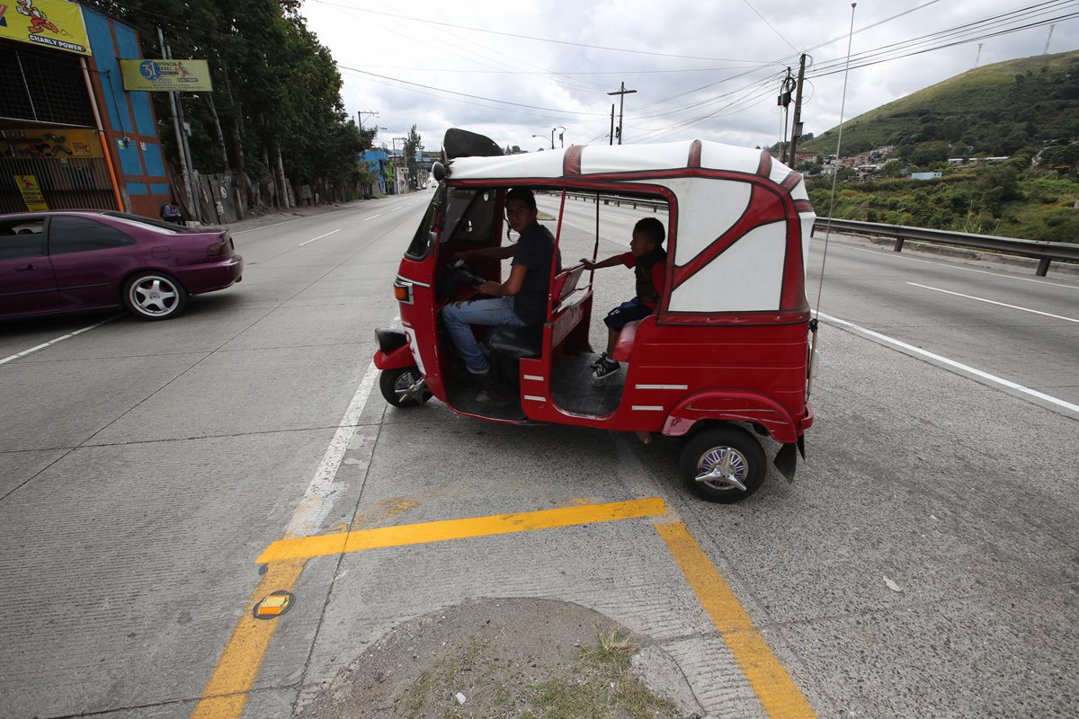 Cruce peligroso en la colonia Rafael Castro zona 25, Kilómetro 13.5 de la ruta al Atlántico. (Foto Prensa Libre: Paulo Raquec).