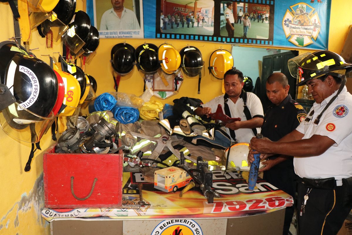 Santiago J. Ginberich (centro), en la entrega de equipo a la estación de Bomberos Voluntarios de San Benito, Petén. (Foto Prensa Libre: Rigoberto Escobar)