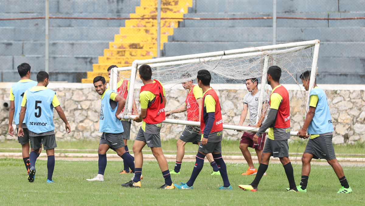 Los jugadores de la Universidad de San Carlos sufren el mal momento que han vivido en la Primera División, en donde no han ganado ni un partido este torneo. (Foto Prensa Libre: Edwin Fajardo)