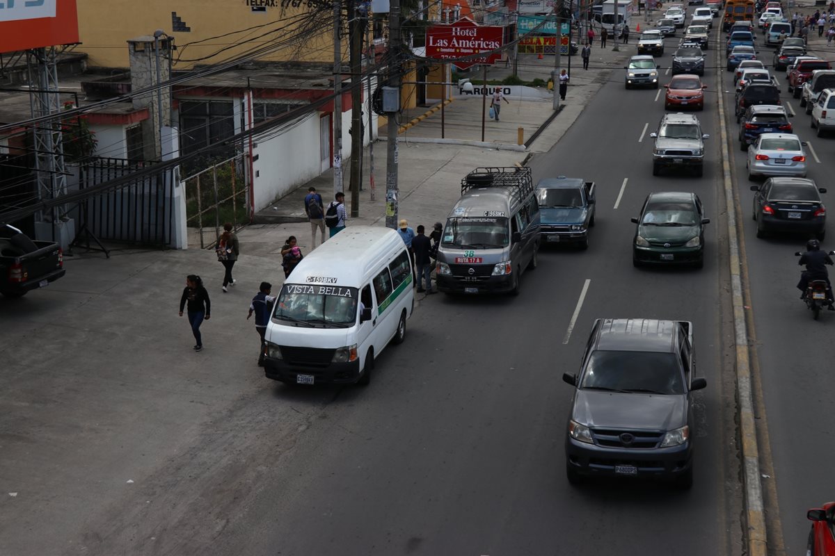 La falta de control en servicio de transporte de pasajeros en Xela causa congestionamientos. (Foto Prensa Libre: María José Longo)