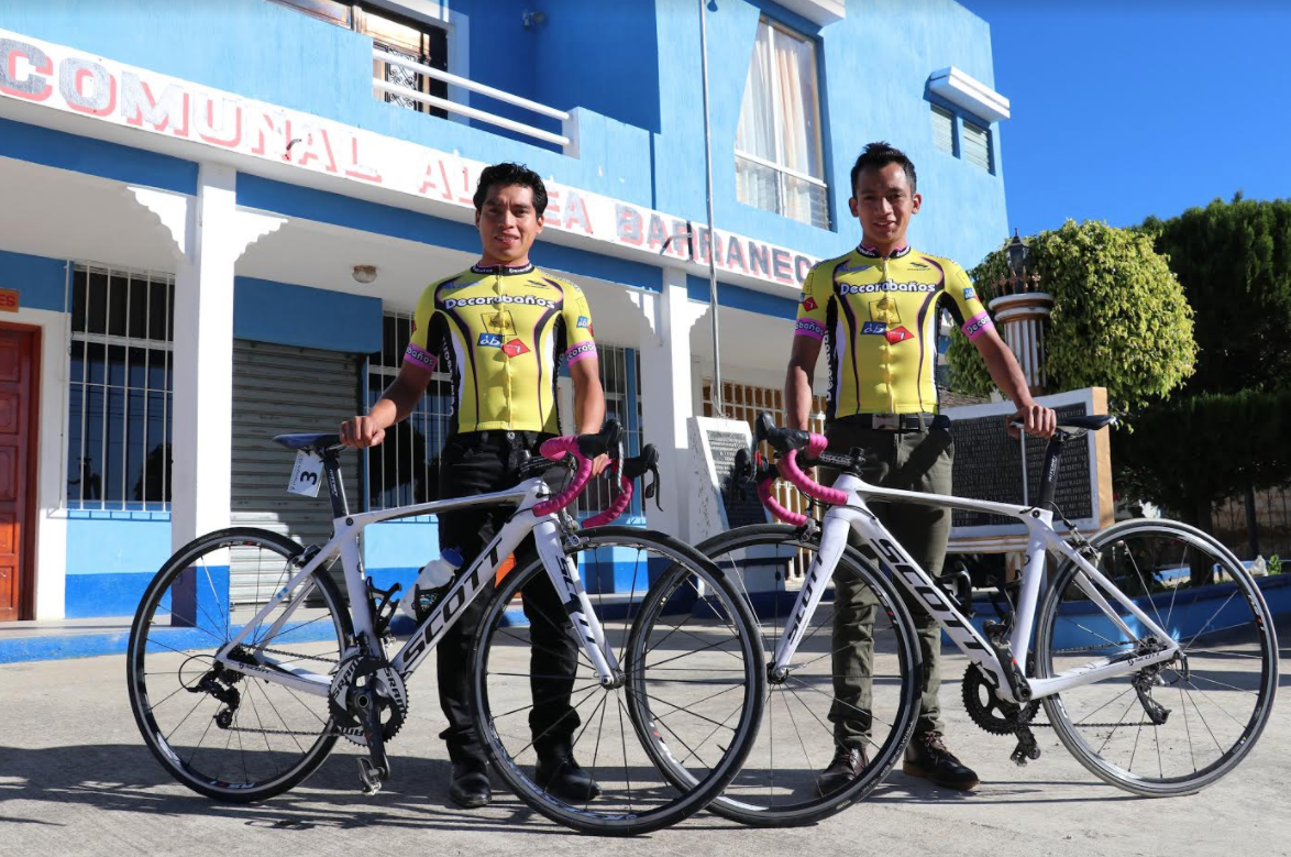 Alfredo y Celso Ajpacajá lucen orgullosos su maillot de Decorabaños. (Foto Prensa Libre: Raúl Juárez)