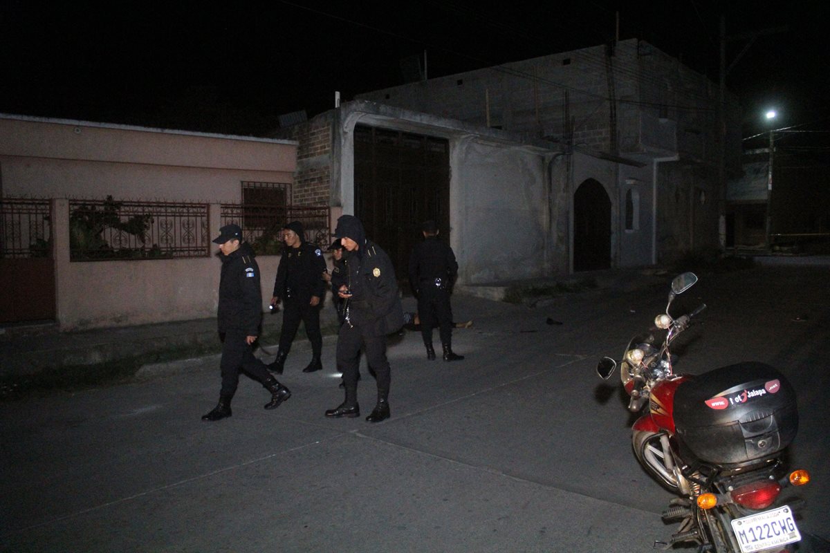 La madrugada de este lunes, en la zona 2 de la cabecera, fue localizado el cuerpo de una mujer con heridas de arma blanca. (Foto Prensa Libre: Hugo Oliva)