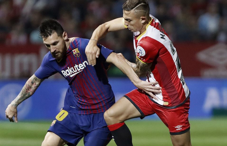 Pablo Maffeo, del Girona, complicó el sábado anterior el juego del Lionel Messi, del Barcelona. (Foto Prensa Libre: EFE)