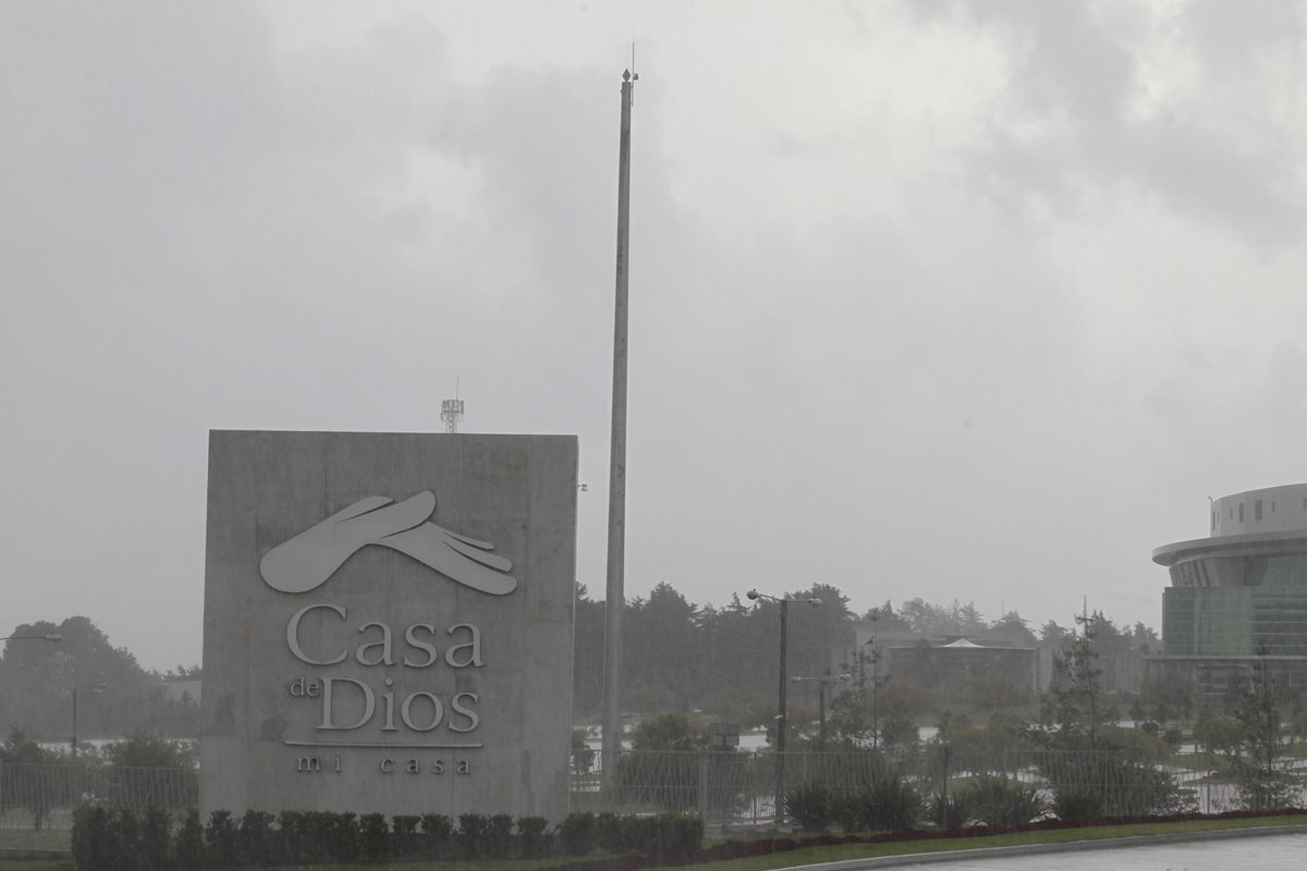 El asta y la bandera de la iglesia Casa de Dios, en Fraijanes, fue puesta a disposición del MP. (Foto Prensa Libre: Hemeroteca PL)