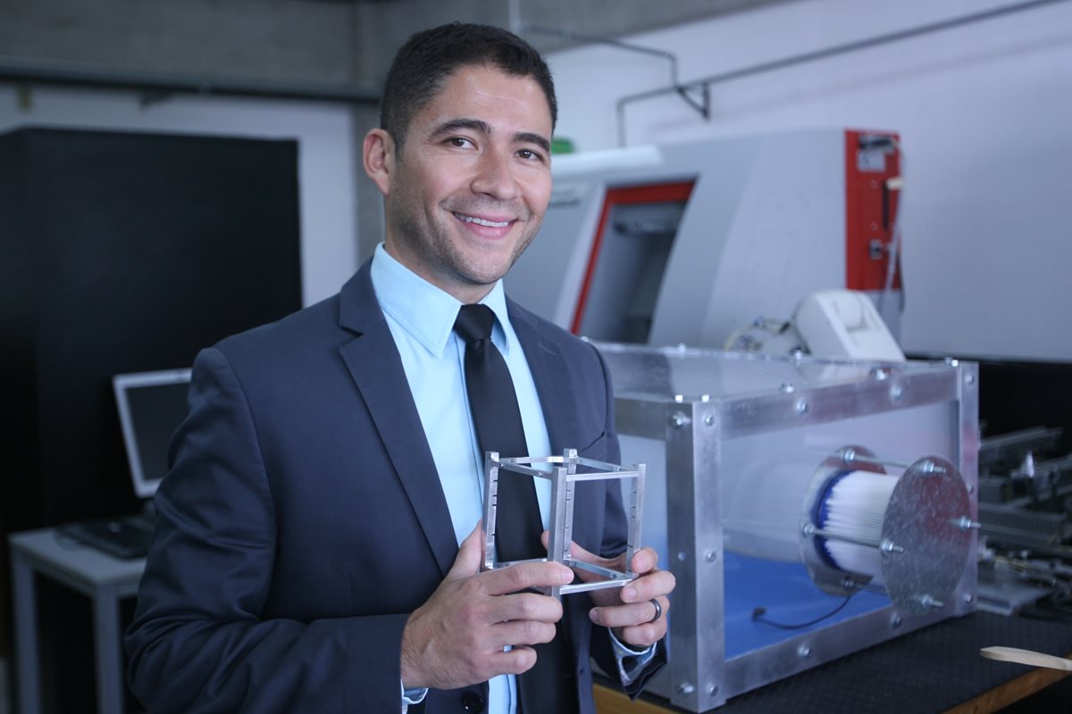 El ingeniero bioespacial guatemalteco codirige el diseño y construcción del primer satélite guatemalteco, un CubeSat. (Foto Prensa Libre, Brenda Martínez)
