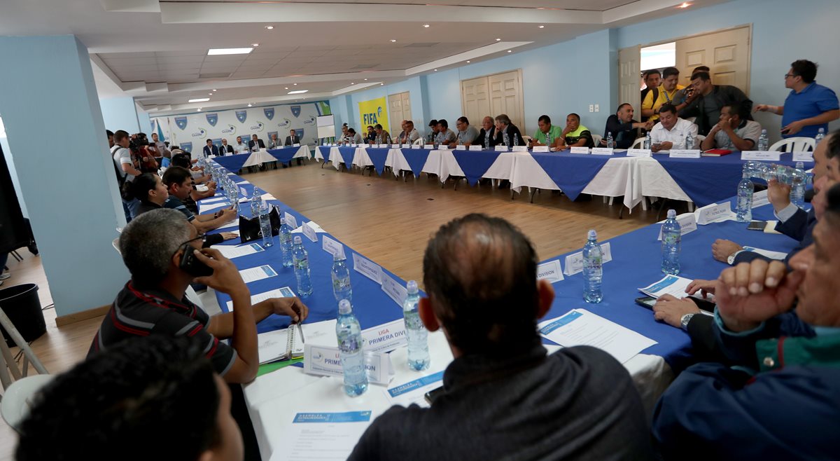 La Asamblea del Futbol tendrá que reunirse otra vez para avalar los estatutos tal como los solicita la Fifa. (Foto Prensa Libre: Carlos Vicente)
