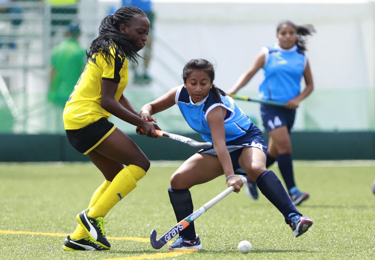 Silvia Alvarado de Guatemala disputa una bola con de Stacy Han Hudson de Jamaica. (Foto Prensa Libre: EFE)