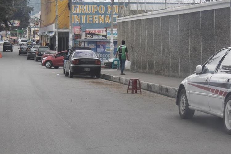 erca de las universidades de Xela es común observar a personas que apartan parqueos para cobrar por estos espacios.