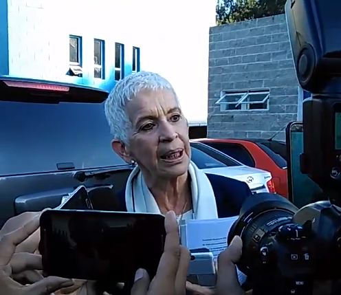 Adela de Torrebiarte habla con la prensa a su arribo a la Fedefut. (Foto Prensa Libre: Francisco Sánchez)