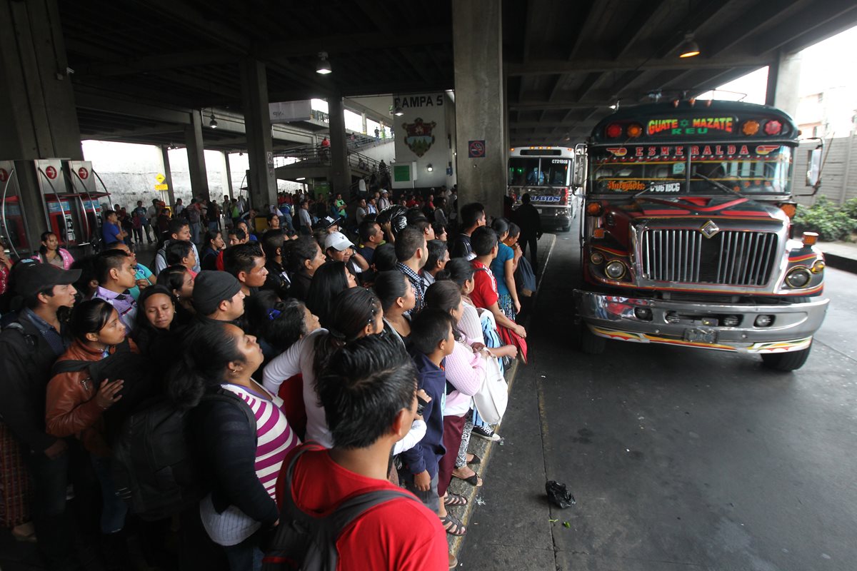 La propuesta de ley contempla que todos los asuetos y feriados del año queden en lunes o viernes, para que los guatemaltecos tengan desde el sábado para viajar. (Foto Prensa Libre: Hemeroteca PL)