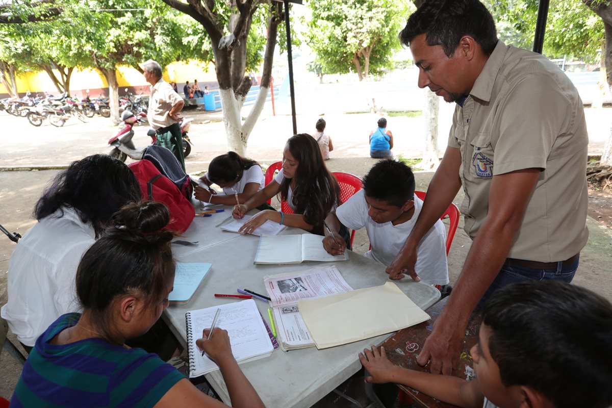 Estudiantes afectados por la tragedia del Volcán de Fuego reanudarán las clases el próximo lunes. Por medio de la campaña "Por mi futuro y mi presente, a clases nuevamente" se buscar proveerles de los útiles escolares que necesitan. (Foto Prensa Libre: Estuardo Paredes)