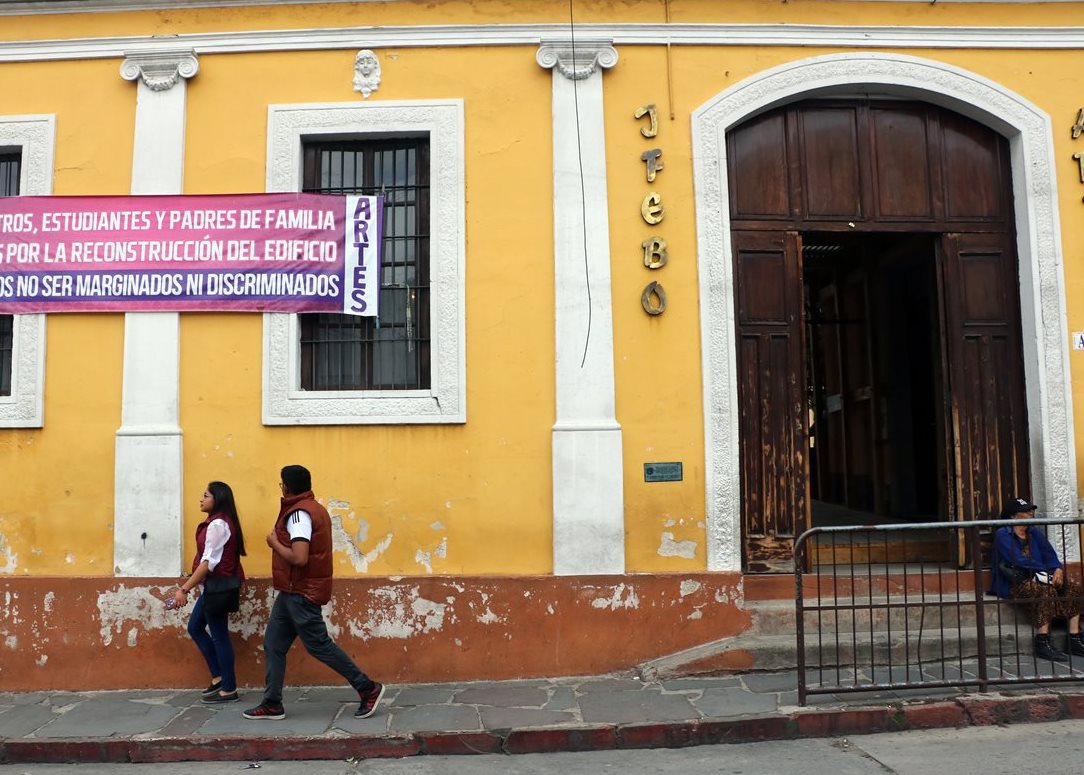 Un año después del sismo, las paredes del Ifebo presentan daños en su infraestructura. (Foto Prensa Libre: Carlos Ventura)