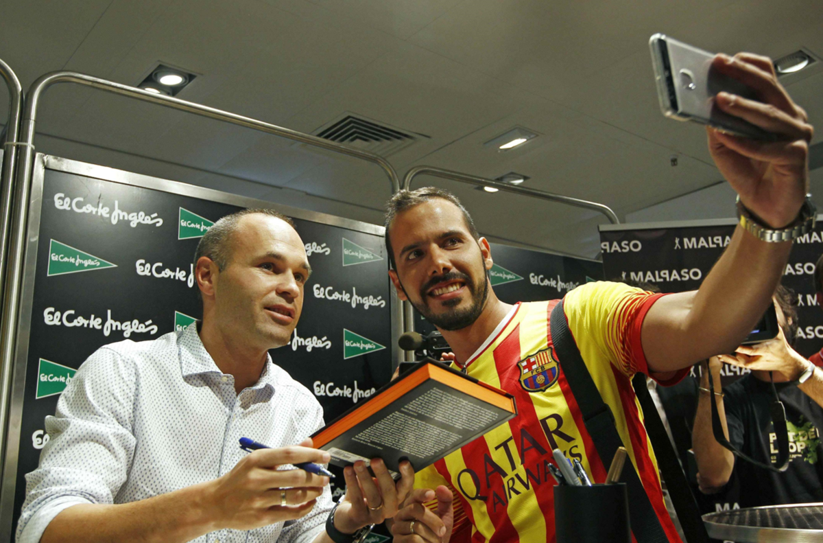 Andrés Iniesta presentó su libro "El partido de mi vida" y los aficionados aprovecharon para compartir con el jugador culé. (Foto Prensa Libre: EFE)