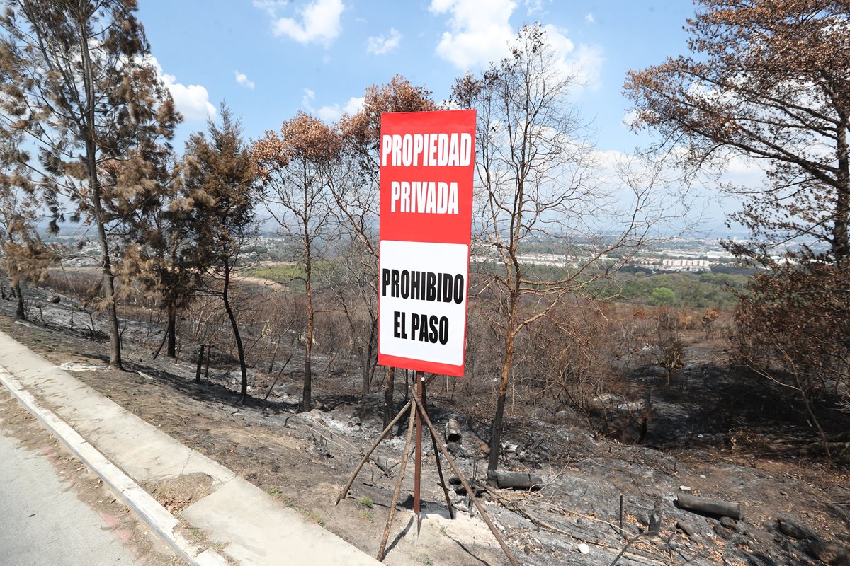 Desde el pasado fin de semana se observa un rótulo que prohíbe el paso en el área siniestrada. (Foto Prensa Libre: Érick Ávila)