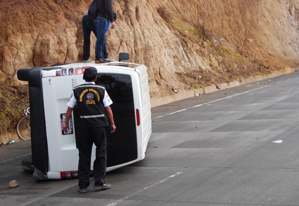 Microbús que se accidentó en el km 91 de la ruta Interamericana. (Foto Prensa Libre: José Rosales).