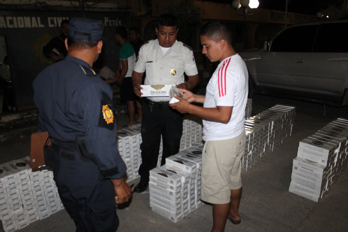 Agentes de la PNC contabilizan cigarrillos de contrabando decomisados en Dolores, Petén. (Foto Prensa Libre: Walfredo Obando)