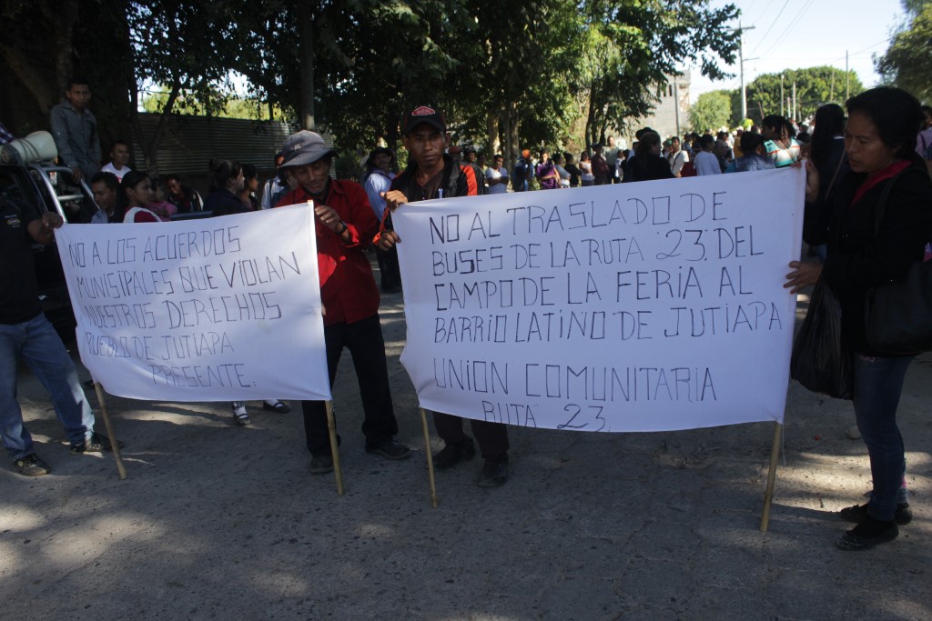 Vecinos rechazan acuerdo municipal respecto a la terminal de microbuses, en Jutiapa. (Foto Prensa Libre: Óscar Gónzález).