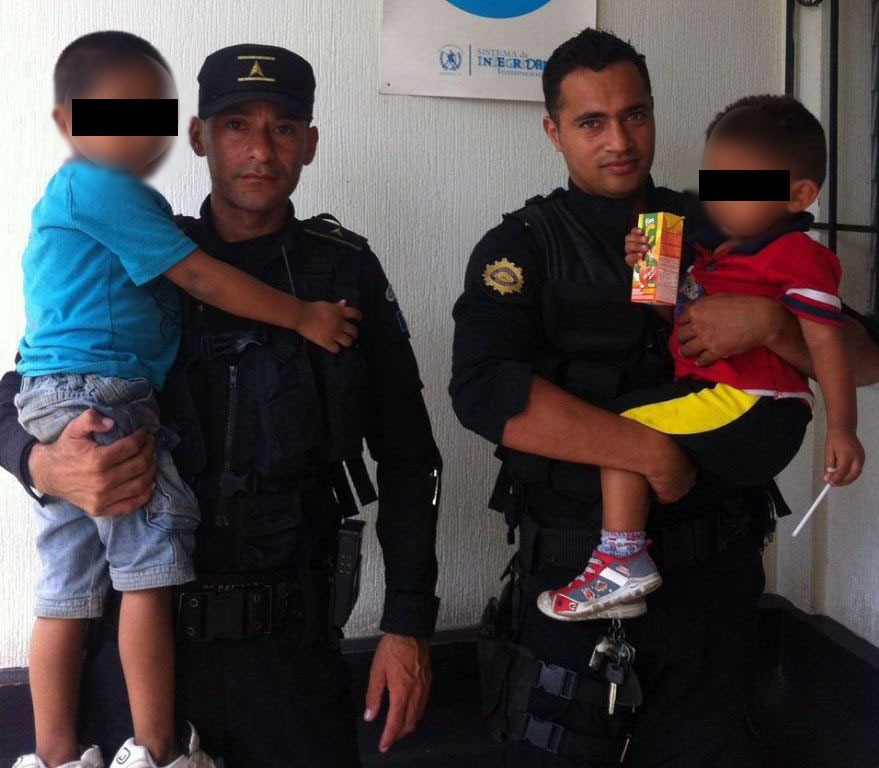 Niños rescatados son trasladados a un sitio seguro, luego de ser localizados en El Progreso, Jutiapa. (Foto Prensa Libre: PNC)