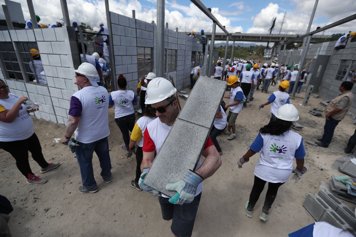 Empresa internacional Telus construye escuela en San Miguel Petapa. (Foto Prensa Libre: Esbin García).