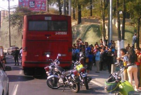 El ataque a bus ocasiona un caos vial en gran parte de la capital. (Foto: Cortesía de Alex Cruz)