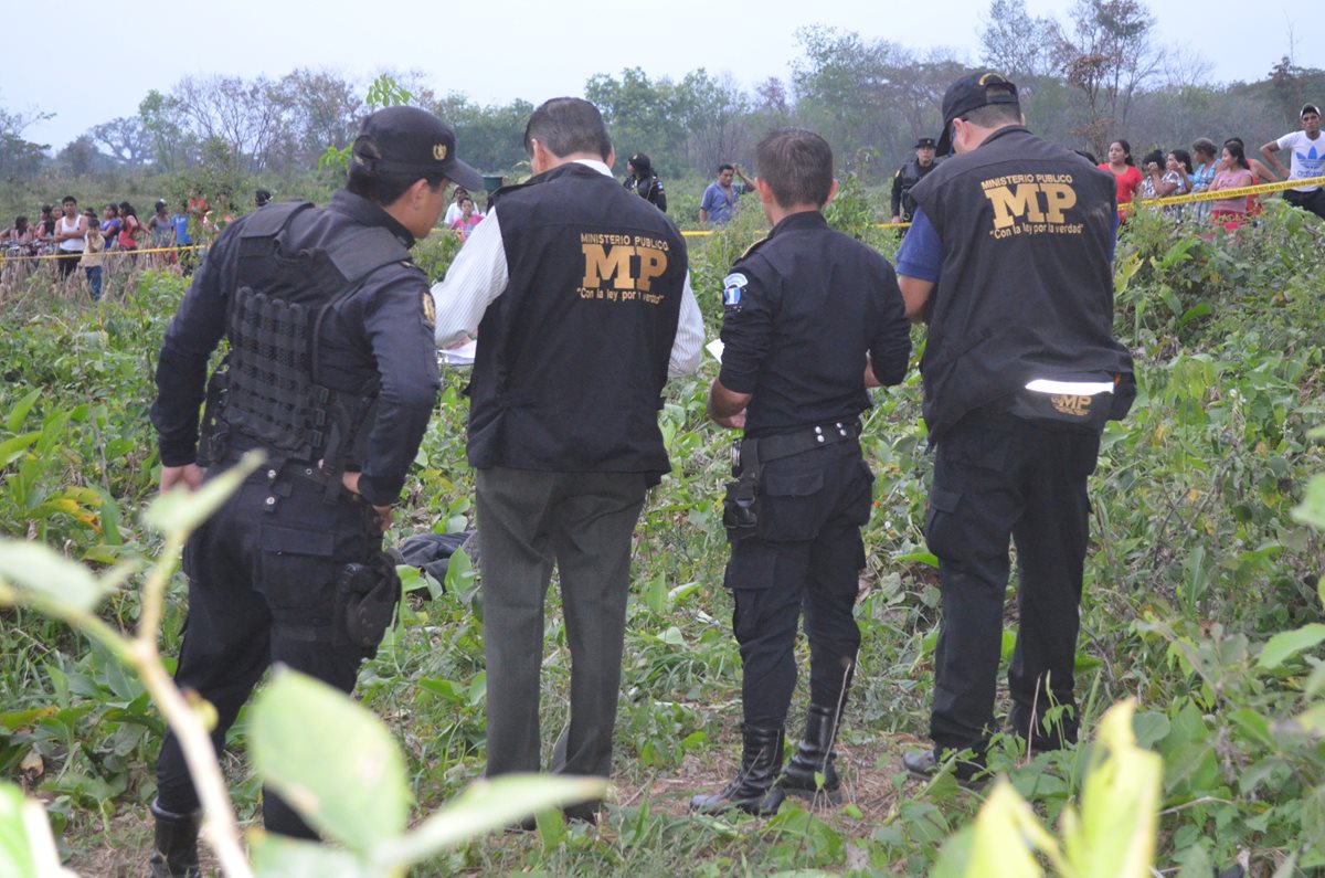 Fiscales del Ministerio Público recogen evidencias en el lugar  donde murió Pedro Morales. (Foto Prensa Libre: Jorge Tizol)