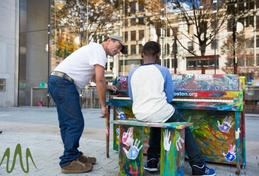 Luke Jerram, un artista inglés ha impulsado el proyecto para acercar a personas los instrumentos musicales (Foto, Prensa Libre: www.artistwaves.com)