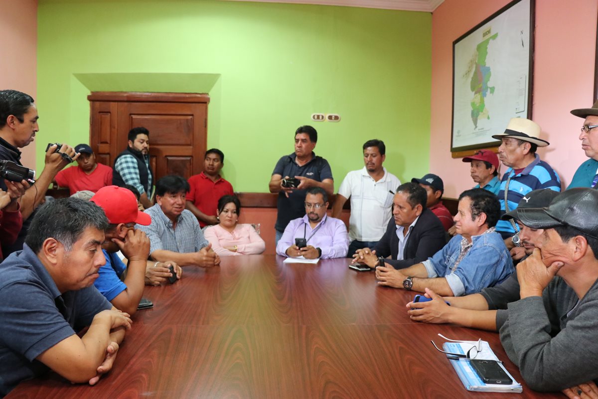 Transportistas de Quiché brindan detalles del paro que tienen programado para el 24 de este mes. (Foto Prensa Libre: Héctor Cordero).