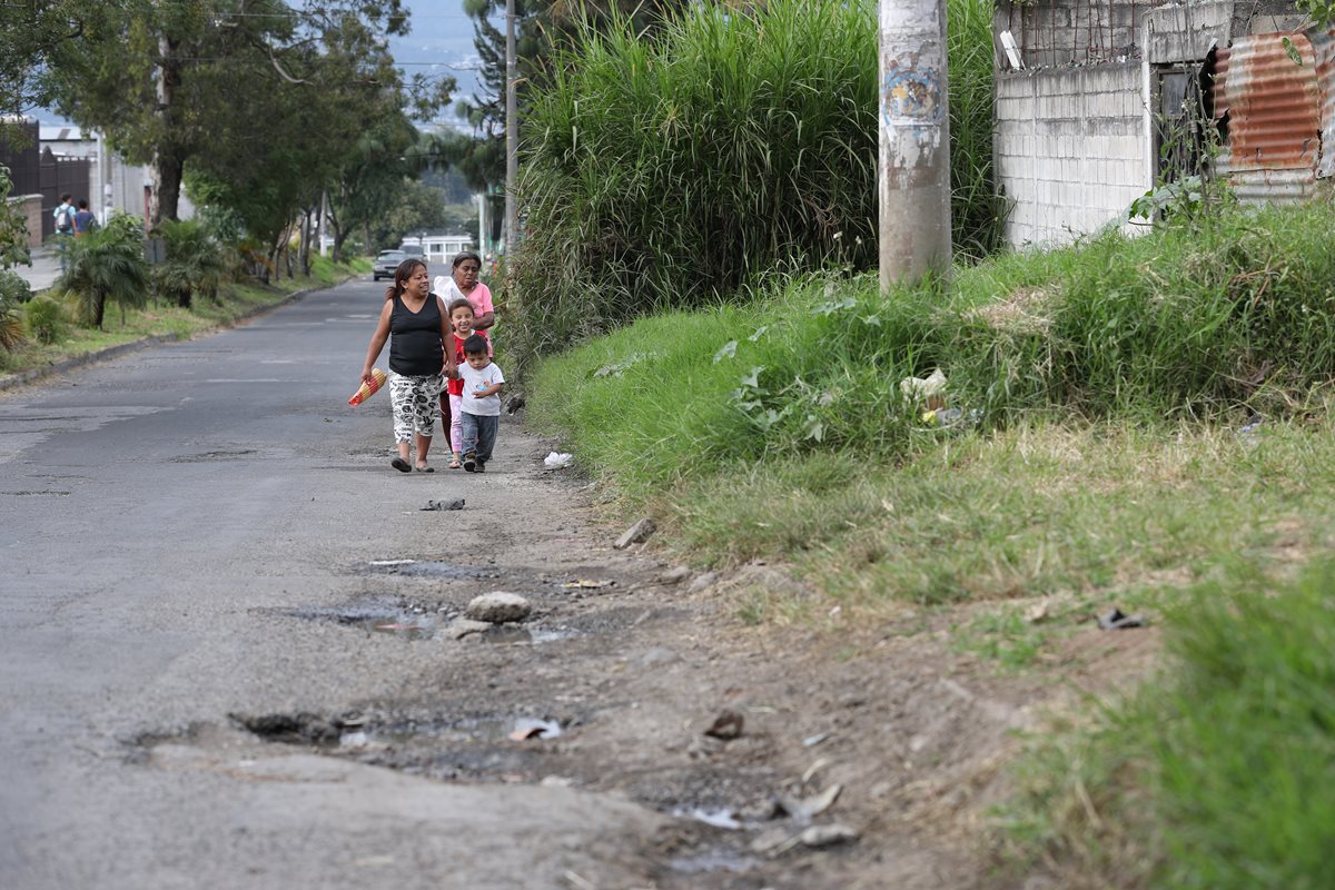 Residentes de Linda Vista esperan que se construyan pasos peatonales y se coloque más alumbrado público en la colonia, para fortalecer la seguridad. (Foto Prensa Libre: Álvaro Interiano).