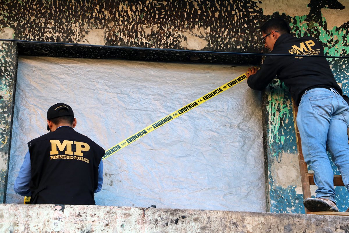 Los dos locales fueron clausurados temporalmente por el Ministerio Público. (Foto Prensa Libre: Carlos Ventura)