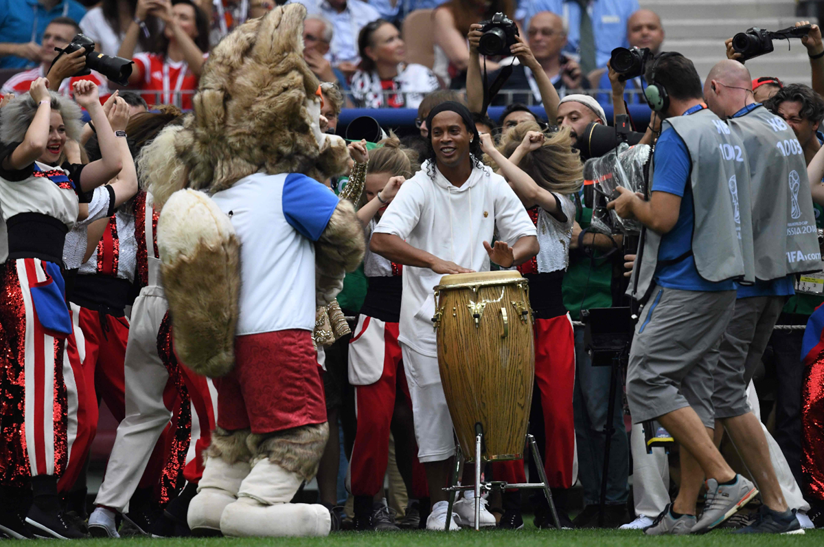 Ronaldinho encendió el ambiente en la final del Mundial de Rusia 2018. (Foto Prensa Libre: AFP)