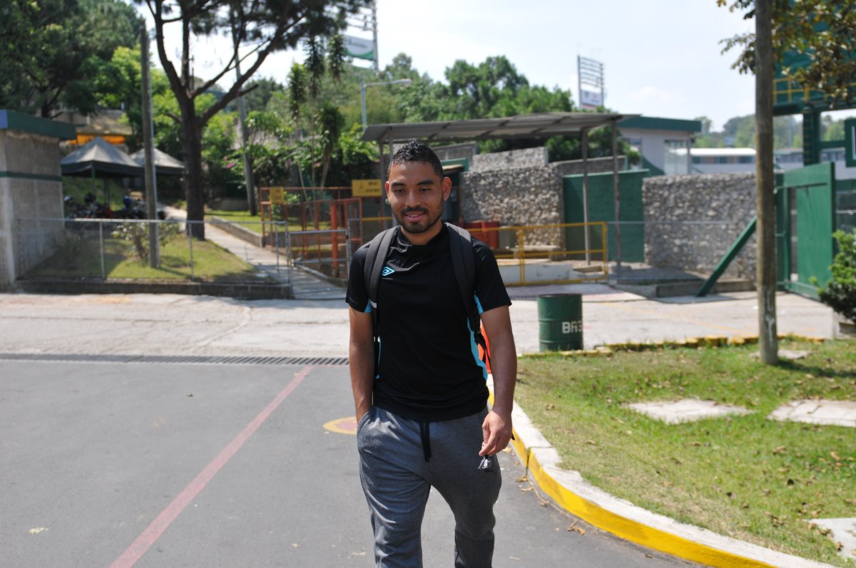 Bryan Ordóñez a su salida del entrenamiento de Comunicaciones que se alista para la semifinal contra Municipal. (Foto Prensa Libre: Gloria Cabrera)