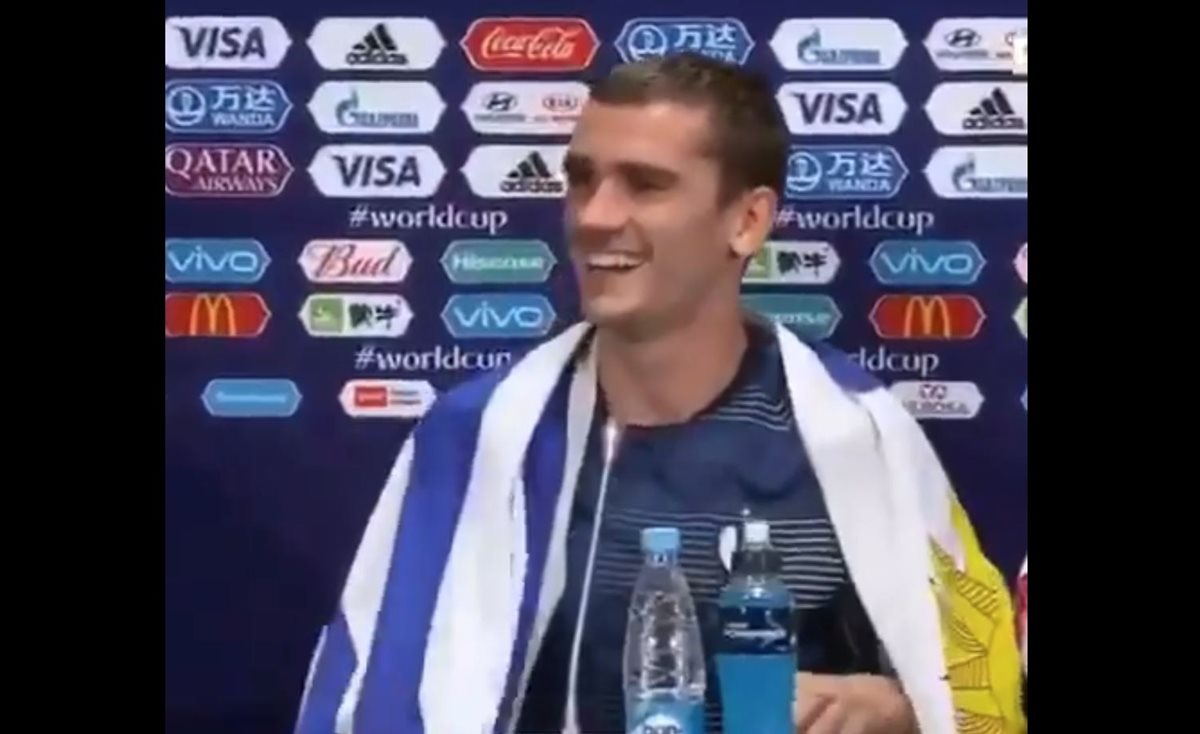 Griezmann lució la bandera de Uruguay ante los medios de comunicación. (Foto Prensa Libre: Captura de video)