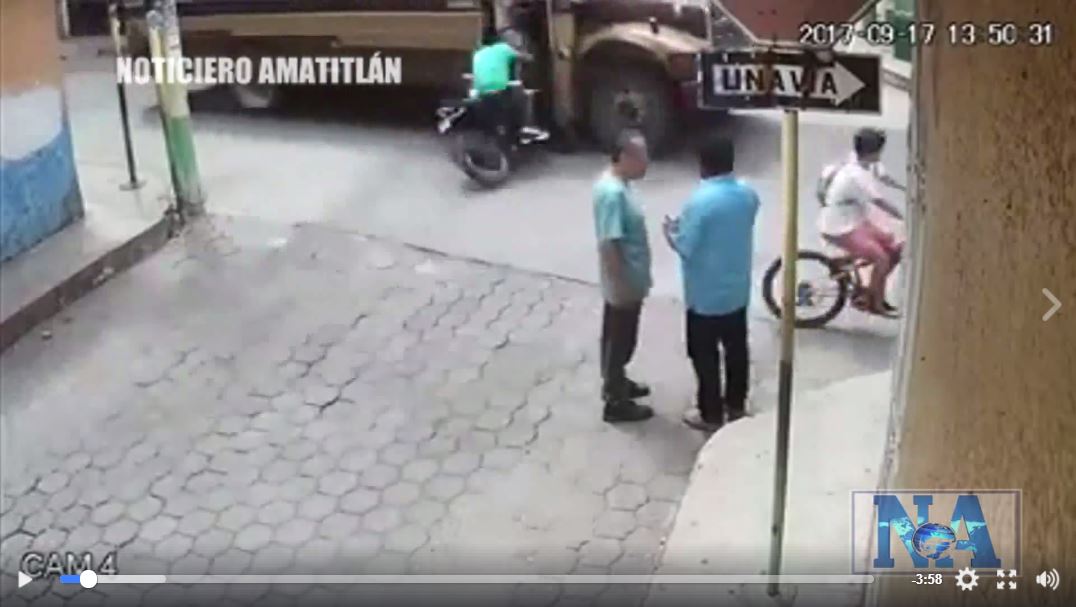 Momento en el que Rudis Alexánder Morales Santos choca con un bus de los transportes Astua, en Amatitlán. (Foto Prensa Libre: Tomado de Facebook de Noticiero Amatitlán)