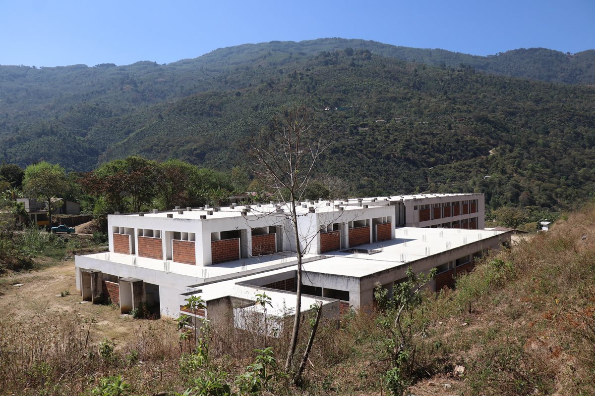 Perdido entre la maleza sigue el Hospital Distrital que se construye en San Pedro Necta, desde el 2009. (Foto Prensa Libre: Mike Castillo)