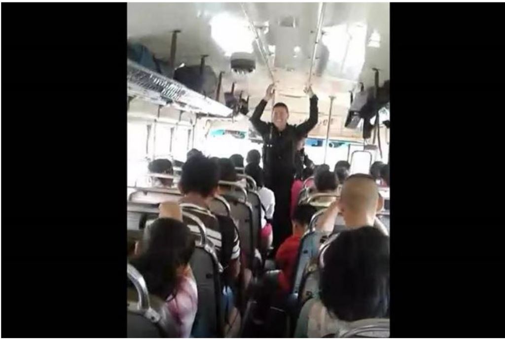 Agente pide a Dios para que proteja a los usuarios del transporte público en Xela. (Foto Prensa Libre: Cortesía).