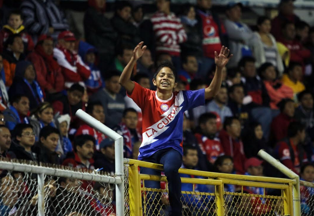 El estadio Mario Camposeco con la presencia de más de tres mil aficionados. (Foto Prensa Libre: Carlos Ventura)