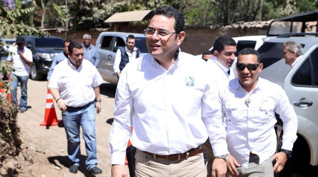 El presidente Jimmy Morales participó en la inauguración de un tramo carretero en Santa Rosa.