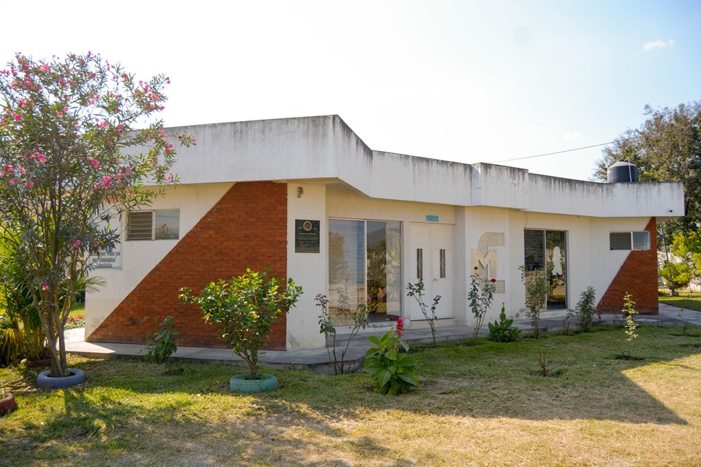 Edificio del centro de atención materna permanece cerrado, en Salamá. (Foto Prensa Libre: Carlos Grave).