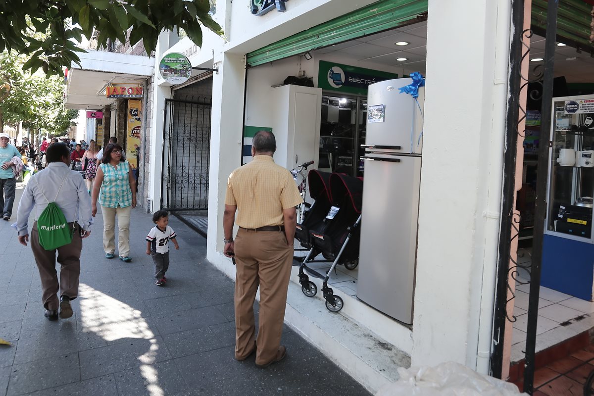 Aunque la mayoría de artículos que se exhiben en las casas de empeño son electrodomésticos, los guatemaltecos también llevan joyas, carruajes y hasta vehículos automotores. (Foto Prensa Libre: Juan Diego González)