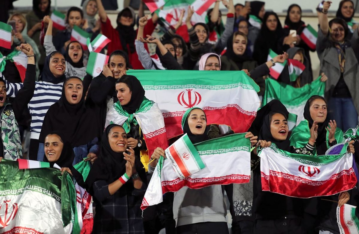 Un grupo de mujeres muestra su alegría por presenciar el partido de Irán contra Bolivia. (Foto Prensa Libre: AFP).