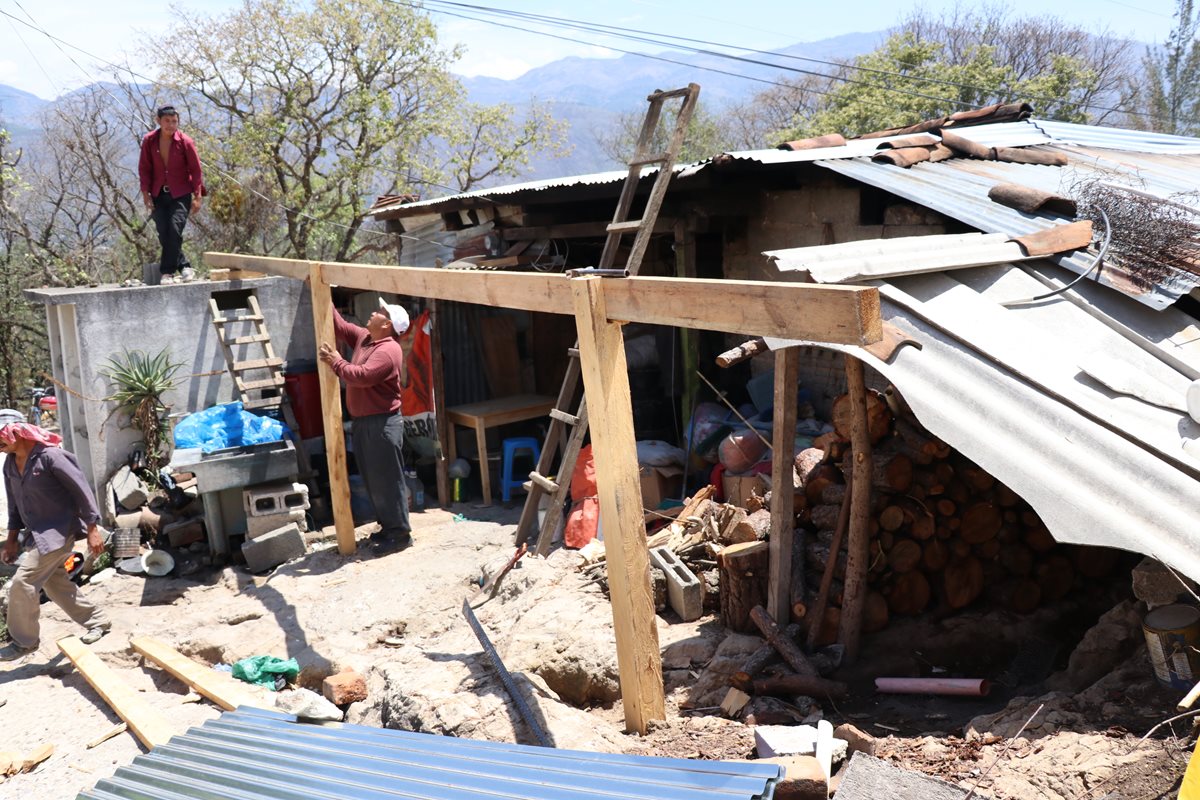 Con el dinero recolectado por los migrantes se cambió de láminas a la familia de los esposos. (Foto Prensa Libre: Mike Castillo)