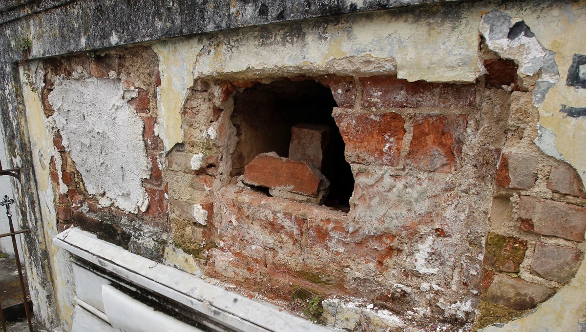 Una de las tumbas que ha sido profanada en el Cementerio General de la capital. (Foto Prensa Libre: Pualo Raquec).