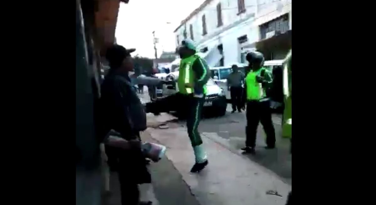 El video capta el momento en que un agente de la PMT lanza una patada a un hombe que viste una camisa de color blanco. (Foto Prensa Libre: YouTube)