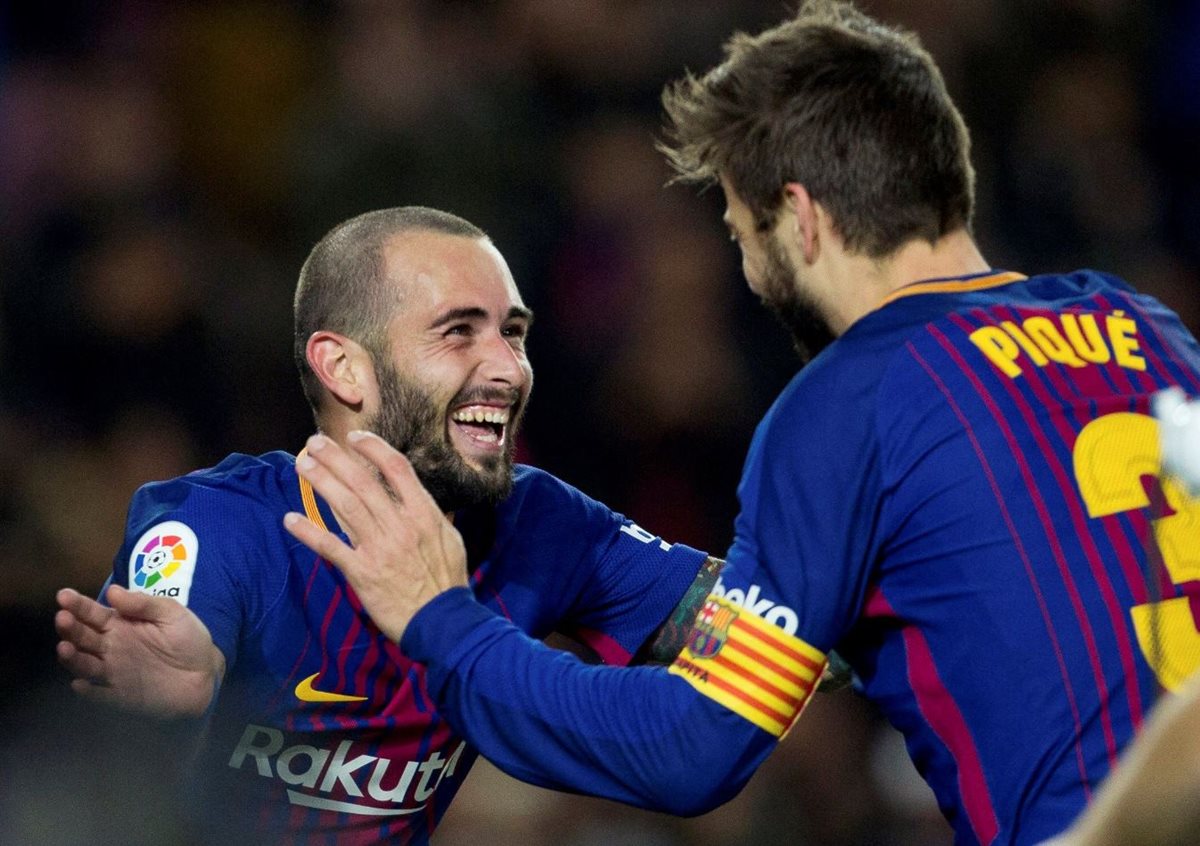 El defensa del FC Barcelona, Gerard Piqué, celebra con Paco Alcácer su gol, el segundo del equipo frente al Murcia. (Foto Prensa Libre: EFE)