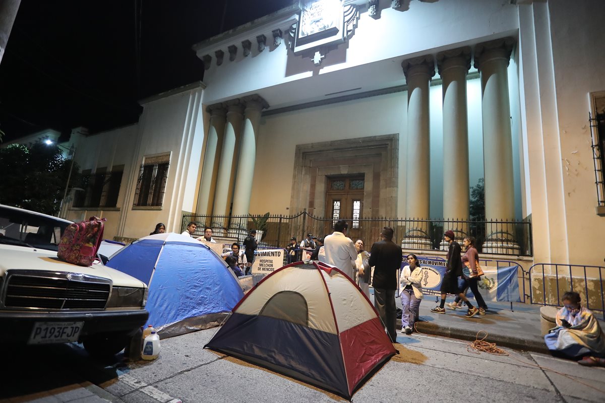 Los médicos pasaron dos noches frente a Casa Presidencial, a la espera de ser atendidos por el presidente Jimmy Morales. (Foto Prensa Libre: Juan Diego González)