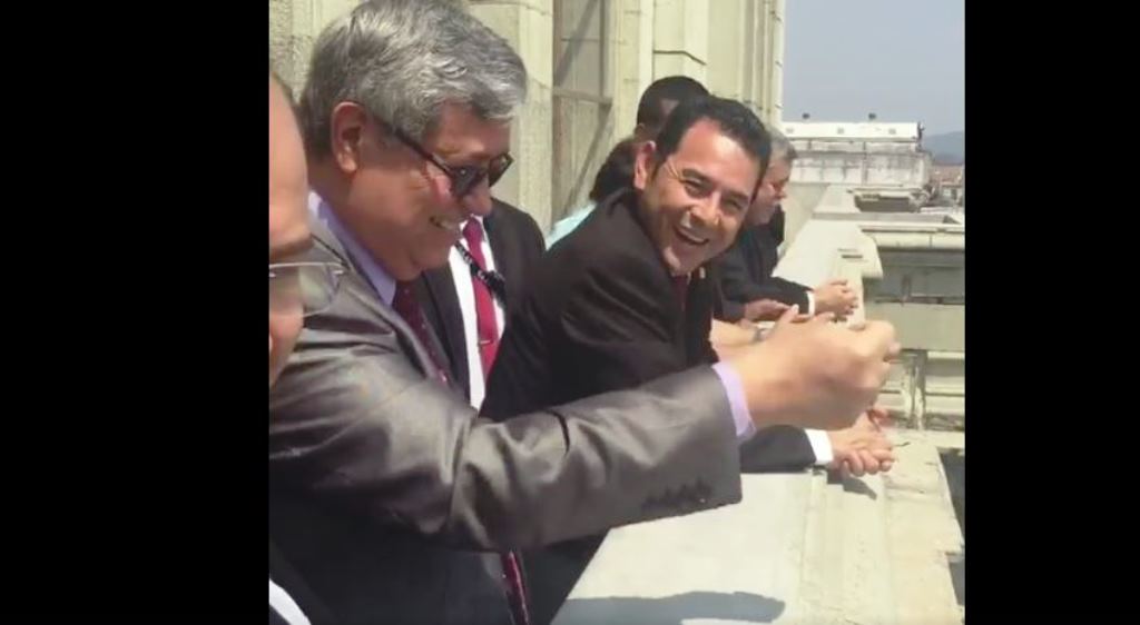 Jafeth Cabrera saludó a los estudiantes recordando sus tiempos como sancarlista. (Foto Prensa Libre: Facebook)