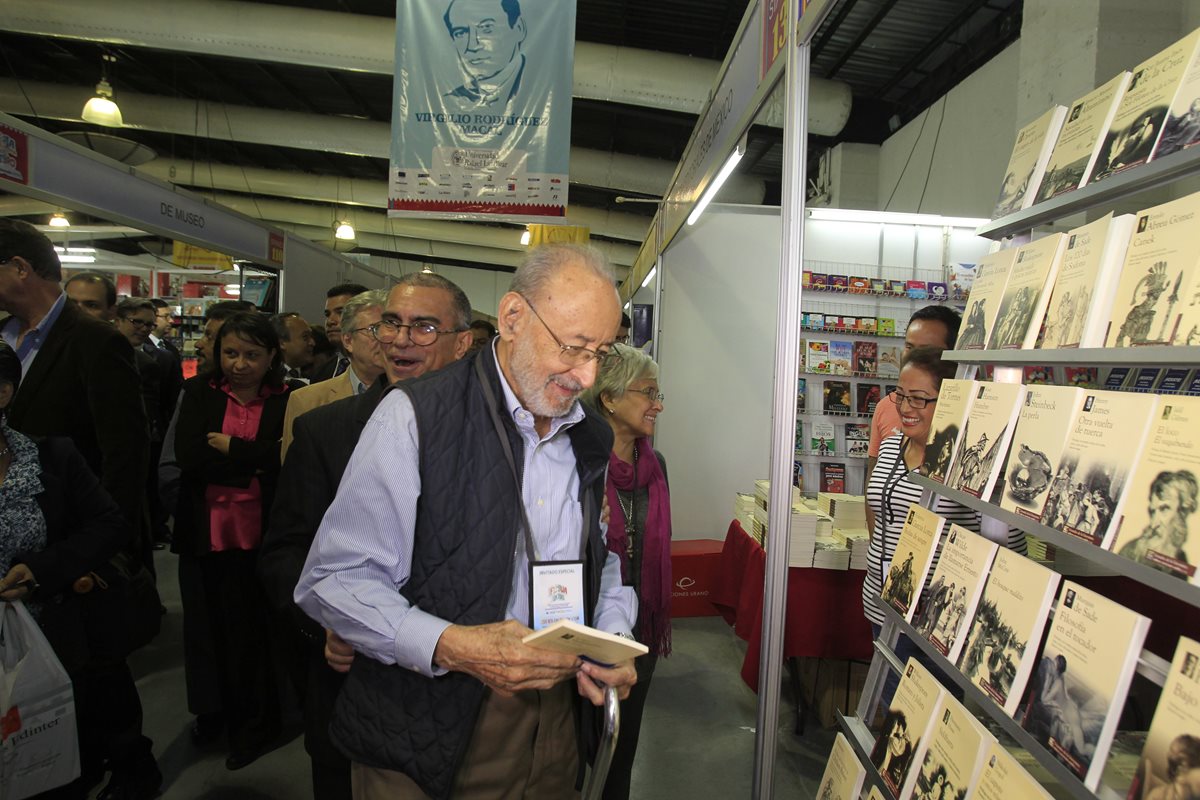 La Filgua de este año rinde homenaje al sociólogo Edelberto Torres Rivas, quien recorrió los estand de la feria. (Foto Prensa Libre: Edwin Berci?án)