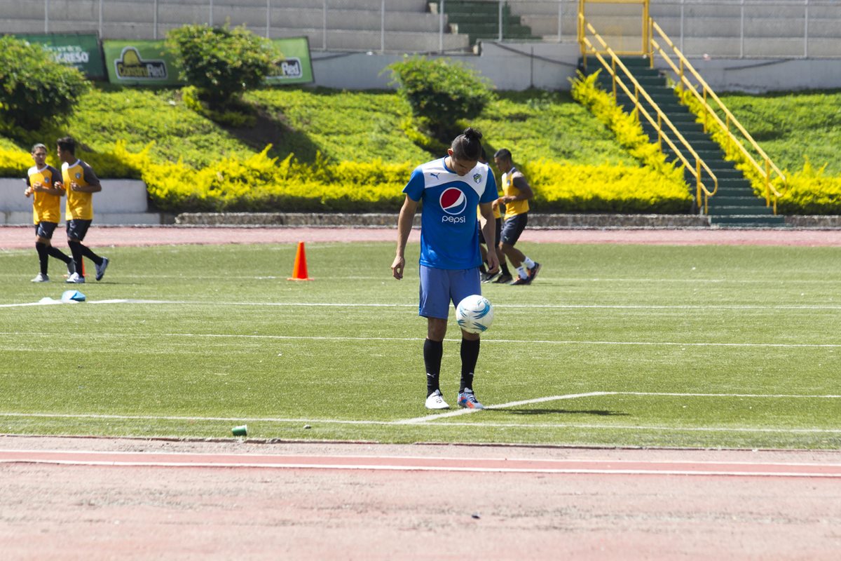 El jugador Carlos Salvador Estrada se integró a los entrenamientos de Comunicaciones. (Foto Prensa Libre: Norvin Mendoza)