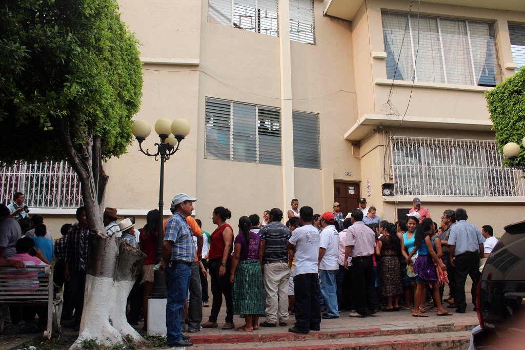 Vendedores manifiestan frente a comuna de Coatepeque para mostrar su rechazo a la decisión del Concejo. (Foto Prensa Libre: Alexánder Coyoy).