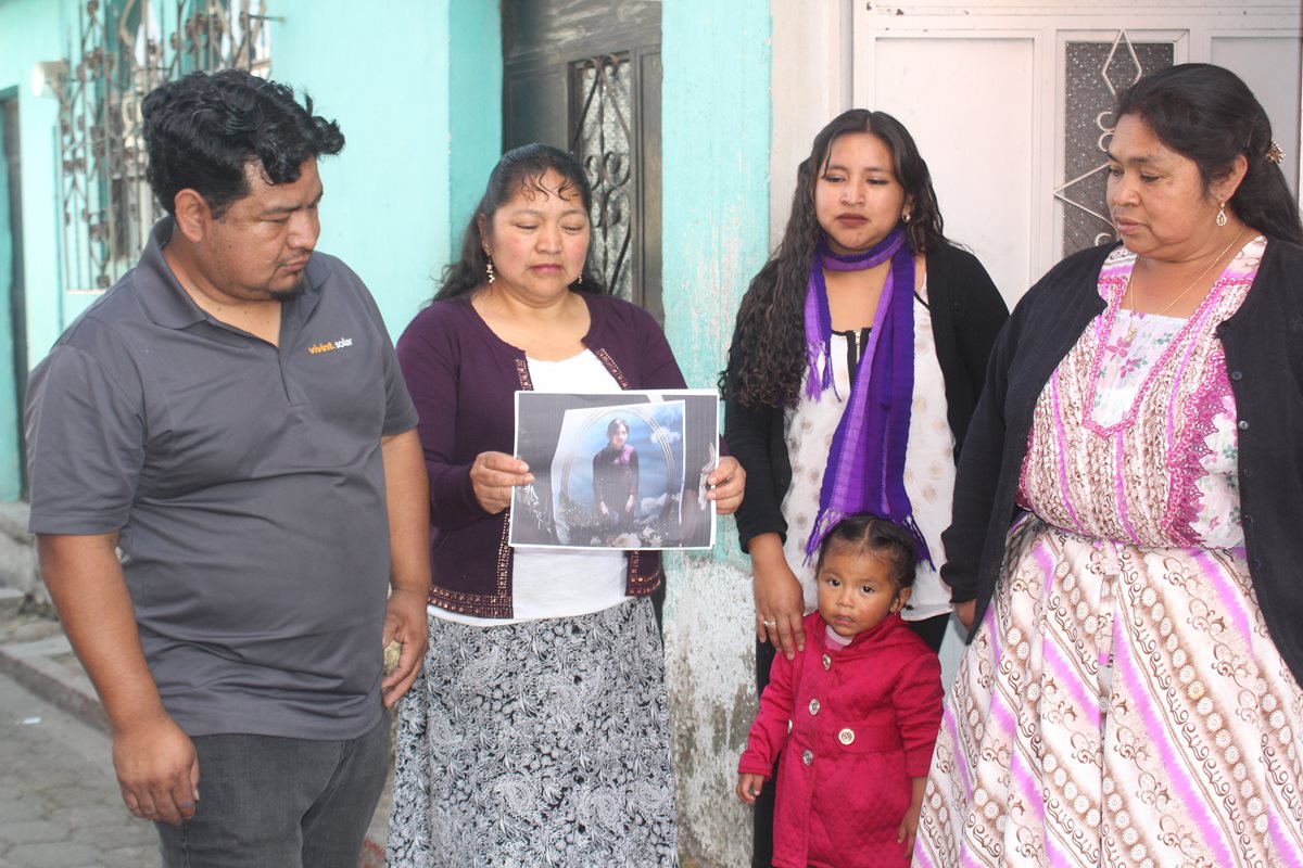 Los hermanos Mateo, Amalia, Ana y Camila Macario, con quienes creció Jaqueline Catinac. (Foto Prensa Libre: Fred Rivera)